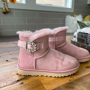 UGG PINK MINI SIDE BROOCH BLING SUEDE/ SHEEPSKIN BOOTS, In size 6